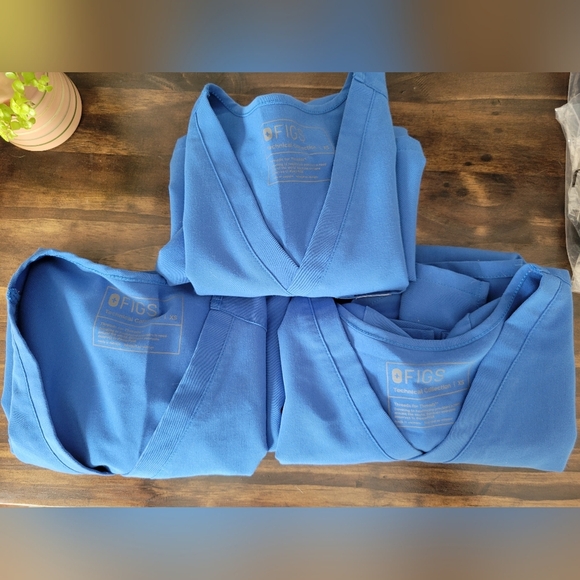 Three FIGS Catarina™ One-Pocket Scrub Top in Capri Blue - Picture 6 of 6